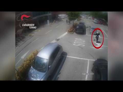 Pavone Canavese, tentano di derubare una commessa, ma lei li insegue e li fa arrestare