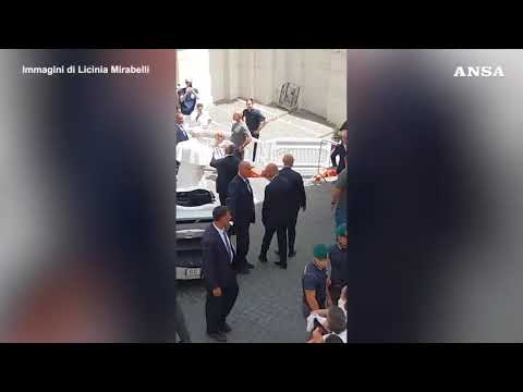 Dopo l’Angelus il Papa si concede ai fedeli con un giro tra la folla in golf cart