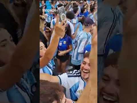 È Napoli ma sembra Buenos Aires: la festa dei tifosi dell’Argentina prima della finale del mondiale