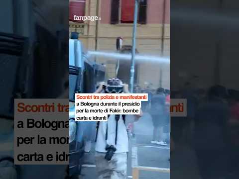 Scontri tra polizia e manifestanti a Bologna durante il presidio per la morte di Fakir: bombe carta