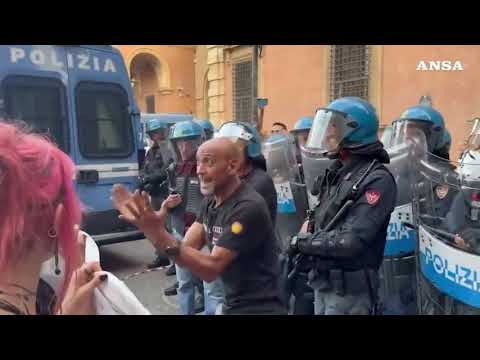 Tafferugli al presidio per Fakir a Bologna, lancio di bomba carta e cariche