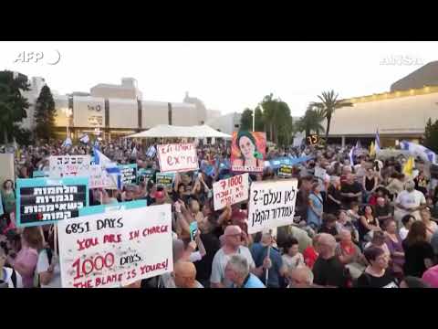 Mille giorni dal 7 ottobre, folla con cartelli e bandiere israeliane a Tel Aviv
