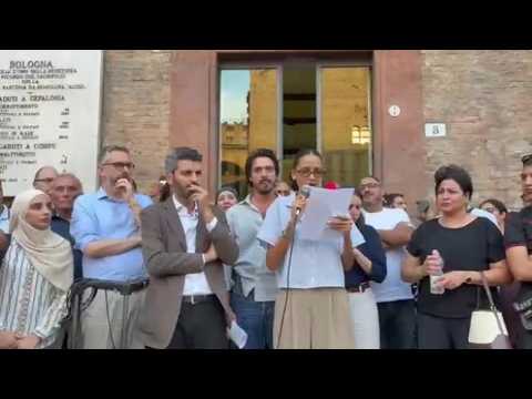 La nipote di Fakir legge in piazza Nettuno: «Non chiediamo odio ma verità e giustizia»