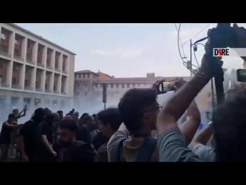 Il video degli scontri alla manifestazione per l’uomo morto a Bologna durante un fermo della poli…