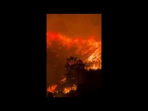 L’impressionante incendio in provincia di Agrigento: un muro di fuoco avvolge tutto
