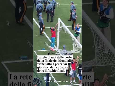 La rete della porta della finale dei Mondiali viene fatta a pezzi dai giocatori della Spagna