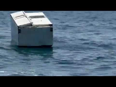 Spunta un enorme frigo in mare: il video choc da Castel Volturno