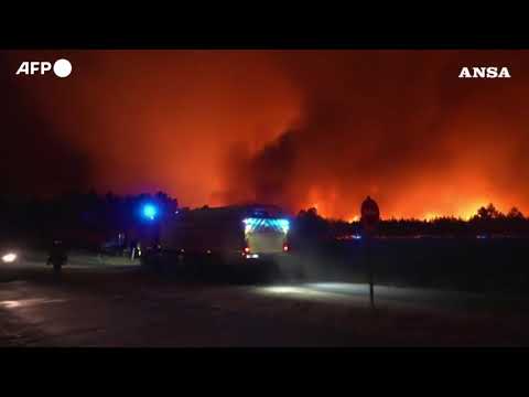 Violento incendio nel sud-est della Francia, migliaia di persone evacuate