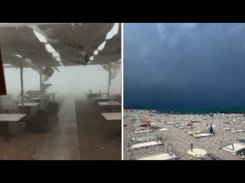 Il maltempo travolge lo stabilimento balneare: l’incredibile video in timelapse dell’arrivo della…
