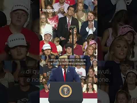 Uomo prende in giro Donald Trump durante un comizio