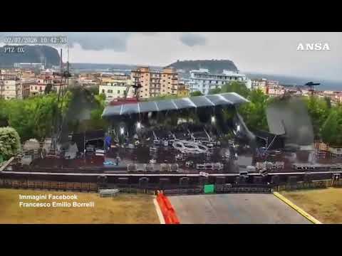 Napoli, il vento abbatte il palco dell’ex Base Nato di Bagnoli