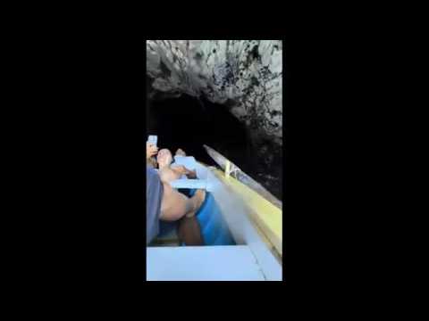 La barca entra nella Grotta Azzurra a Capri e poi affonda
