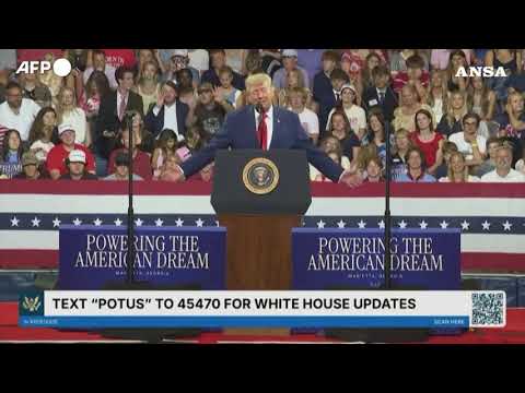Al comizio di Trump in Georgia un uomo lo imita alle sue spalle: il video diventa virale