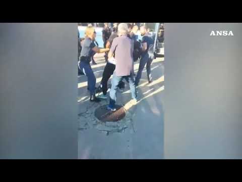 Scontri tra manifestanti e forze ordine davanti magazzini Acca