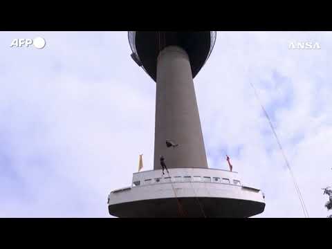 La sindaca di Rotterdam mantiene la promessa e si cala dall’Euromast