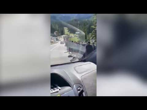 Overtourism, alle Tre Cime di Lavaredo la coda infinita per i bus navetta: il video