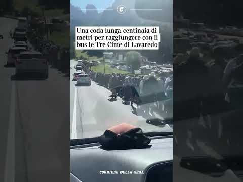Una coda lunga centinaia di metri per raggiungere con il bus le Tre Cime di Lavaredo