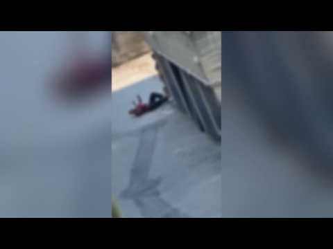 Fakir, il video dei residenti prima e dopo l’arrivo dei poliziotti: un uomo in moto lo guarda men…