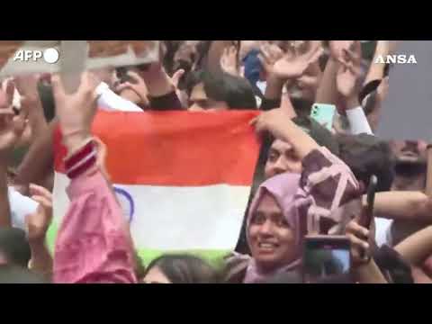 India, a Mumbai la protesta degli studenti del “Partito popolare delle blatte”