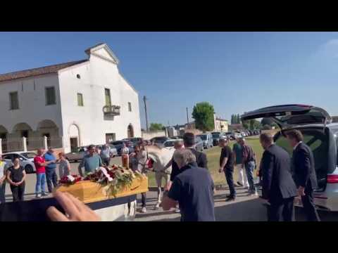 Il cavallo Paco bacia la bara al funerale del padrone: applausi e commozione
