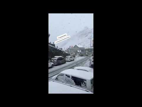 Torna la neve sullo Stelvio: le immagini delle auto imbiancate diventano virali