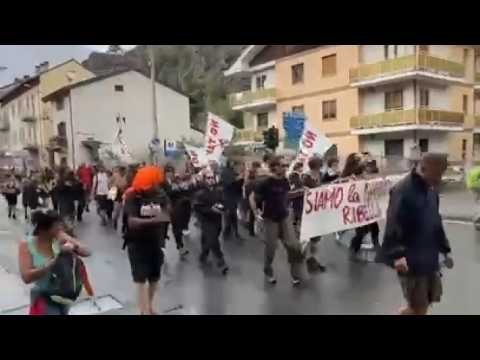 Il corteo dei No Tav partito da Venaus per raggiungere i cantieri dell’alta velocità