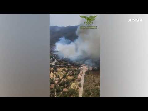 Due Canadair su un incendio nei boschi nel Cagliaritano, evacuazioni