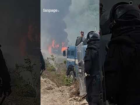 Marcia No Tav, centinaia di incappucciati assaltano il cantiere di Chiomonte: oltre 50 feriti negli