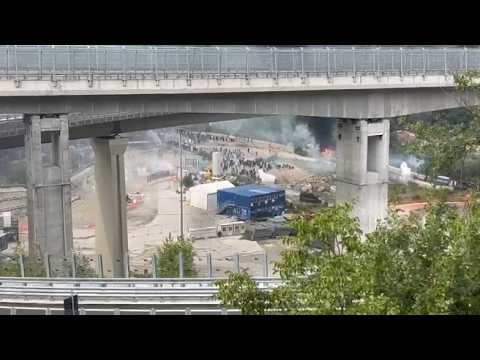 No Tav, scontri in Val di Susa: l’assalto al cantiere di Chiomonte e una camionetta dei Carabinie…