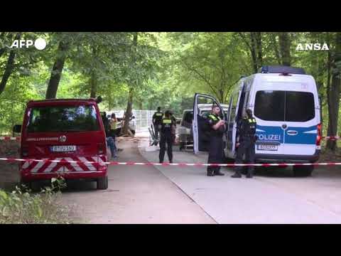 Attacco al Pride di Berlino, il minivan semi-distrutto e i rilievi della Polizia