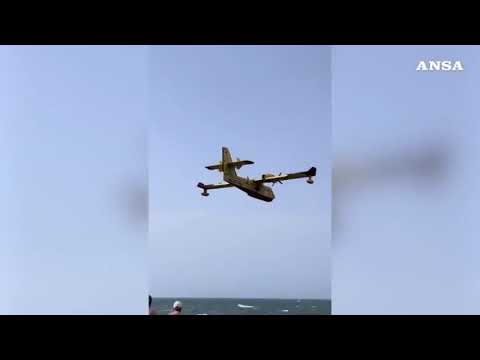 Incendio sul Gargano, Canadair in azione a Peschici