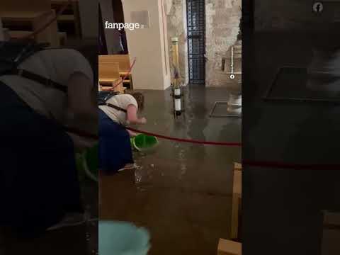 Foligno, chiesa allagata dopo le forti piogge: fedeli la svuotano coi secchi