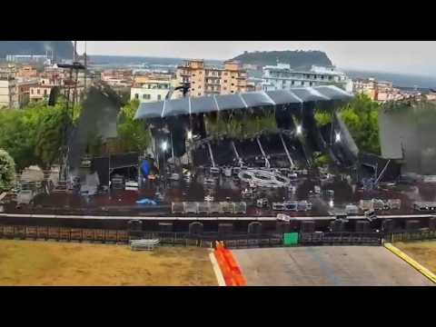 Crolla per il vento il palco del concerto all’ex Base Nato di Bagnoli, si piega come fosse di car…