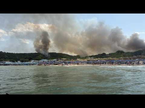 Incendi: rogo sul Gargano, turisti evacuati da villaggi turistici