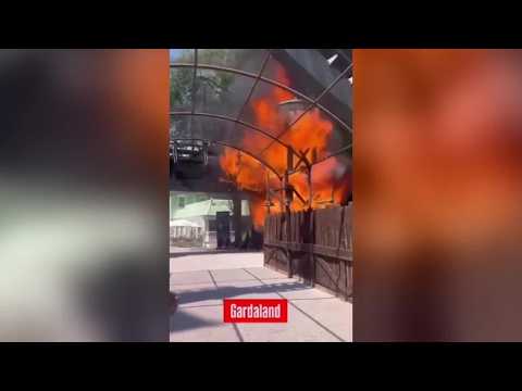 Paura a Gardaland, prende fuoco una torretta in legno: le immagini del rogo
