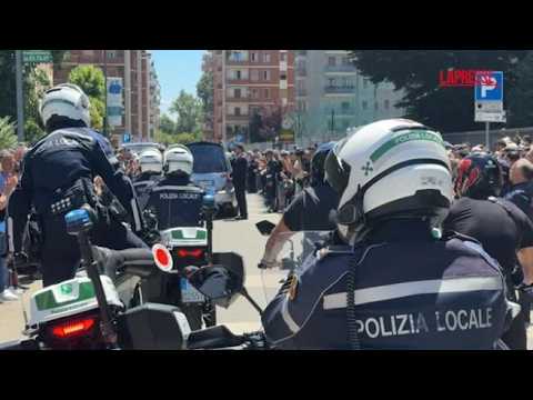 Milano, accelerate e applausi per l’addio all’agente Imprezzabile