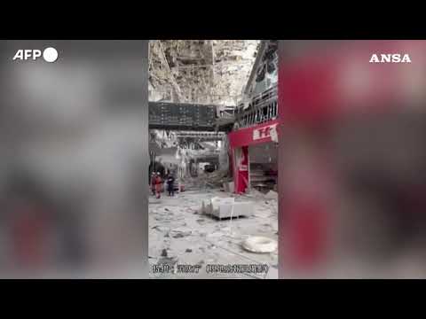 Terremoto in Giappone, le operazioni di soccorso nel centro commerciale crollato