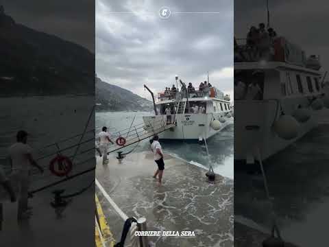 A Positano un traghetto non riesce ad attraccare per il mare agitato e le raffiche di scirocco