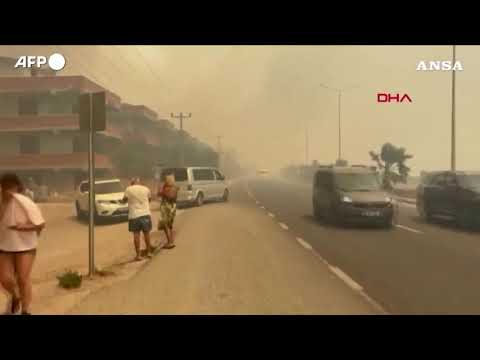 Turchia, gli incendi minacciano le località turistiche: evacuati in centinaia