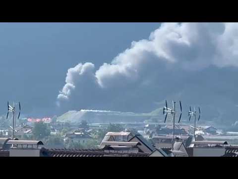 Maxi incendio alla discarica di Vadena: l’enorme colonna di fumo visibile da tutta Bolzano