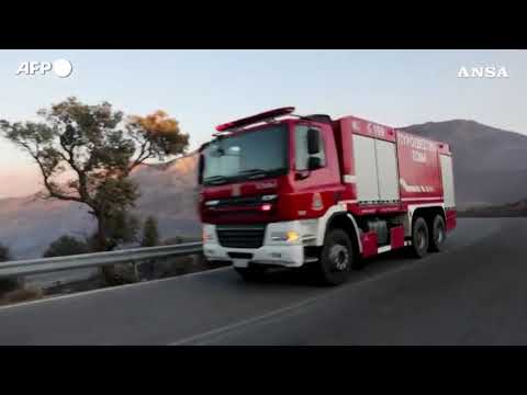 Incendi sull’isola greca di Creta, i roghi alimentati dal vento