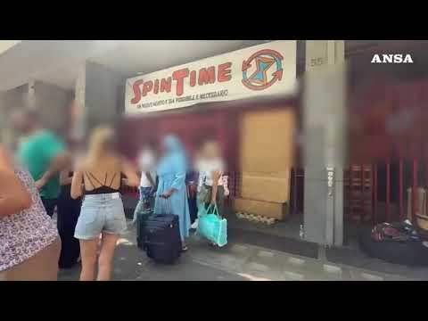Spin Time Lab dichiarato inagibile dopo l’incendio, centinaia di persone fuori dallo stabile