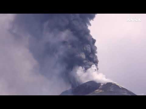 Etna, attività stromboliana alla Voragine ed emissione di cenere