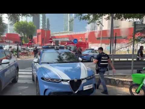 Milano, principio d’incendio alla stazione Garibaldi: intossicati due vigili del fuoco