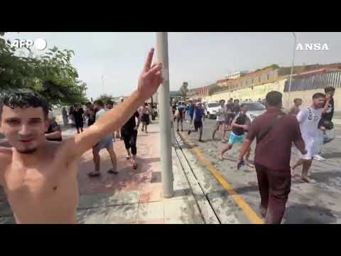 Centinaia di migranti raggiungono Ceuta via mare