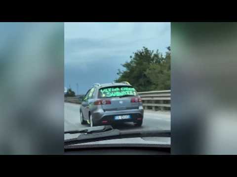 «Ultima chemio, suonate!», la scritta sull’auto e la festa di clacson per il piccolo paziente onc…