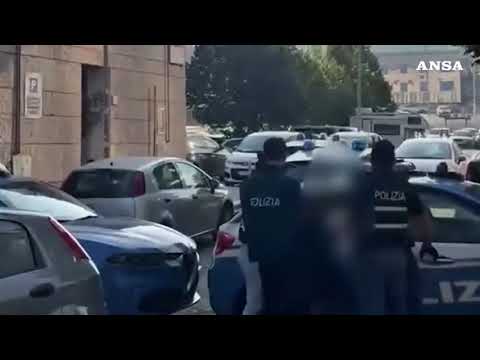 Trascinano un’anziana sull’asfalto per strapparle la borsa, due fermi a Roma