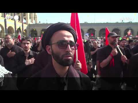 Teheran, folla oceanica ai funerali di Khamenei tra lutto e tensione