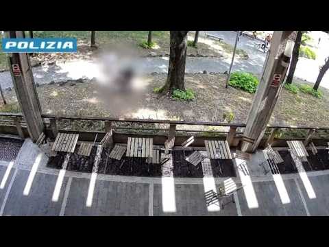Monza, la rissa violenta davanti alla stazione tra viaggiatori terrorizzati: gli taglia un orecch…