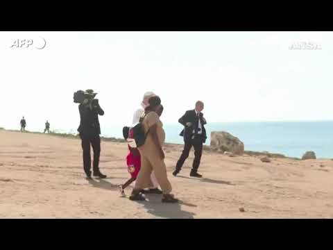 A Lampedusa il Papa attraversa da solo la porta d’Europa
